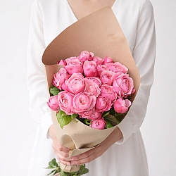 Охапка малиновых кустовых роз (Россия)