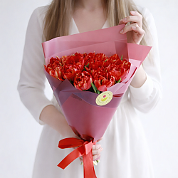 15 красных пионовидных тюльпанов в упаковке (Россия)