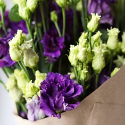 Охапка фиолетовых эустом