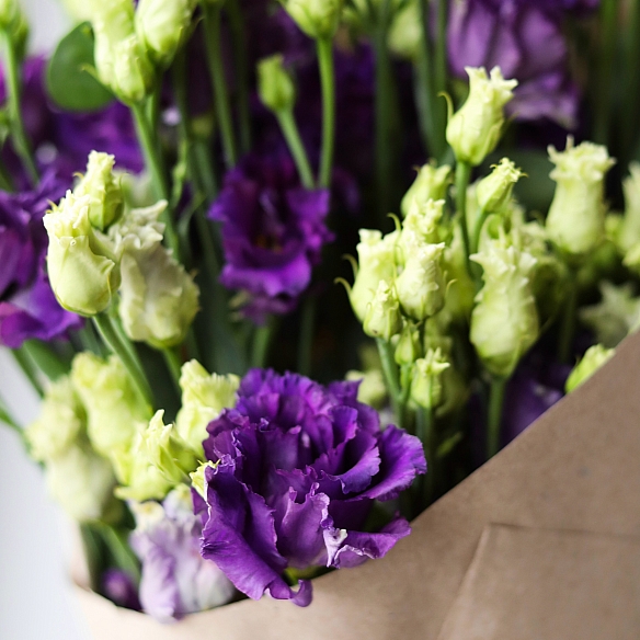 Охапка фиолетовых эустом