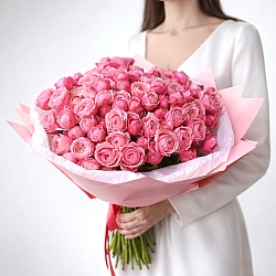 35 малиновых кустовых роз в упаковке (Россия)