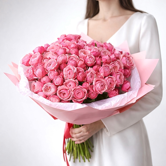 35 малиновых кустовых роз в упаковке (Россия)