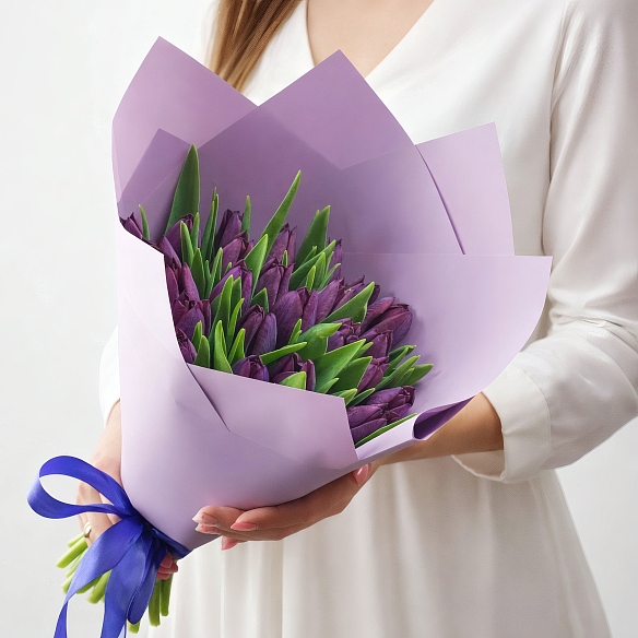 25 фиолетовых тюльпанов в упаковке