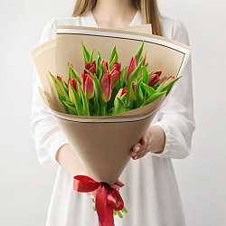 15 красных тюльпанов в упаковке