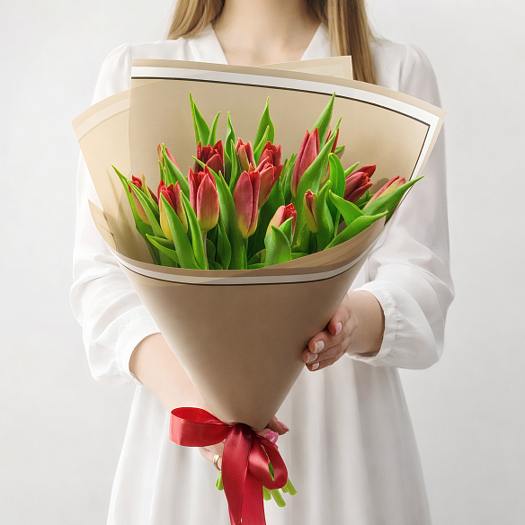 15 красных тюльпанов в упаковке