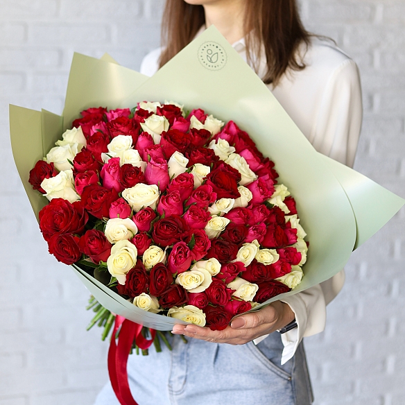 101 роза яркий микс 35-40см в упаковке (Кения)