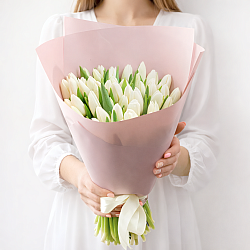 51 белый тюльпан в упаковке