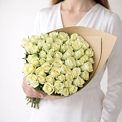 Охапка белых роз 35-40см в упаковке (Кения)