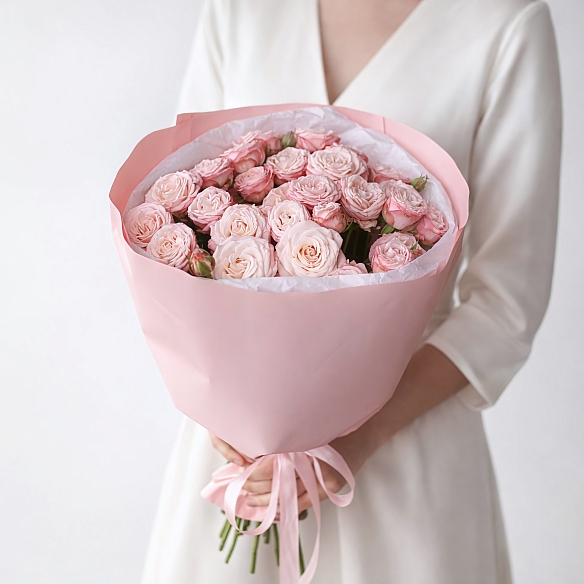11 розовых кустовых роз в упаковке (Россия)