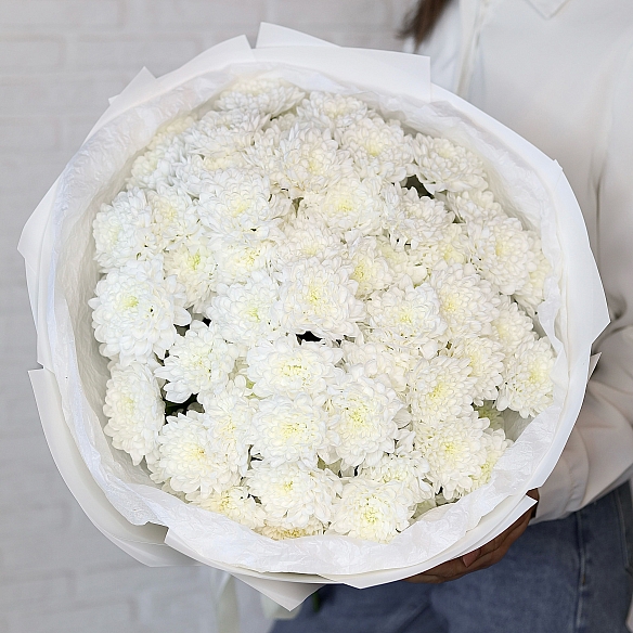 15 белых кустовых хризантем в упаковке