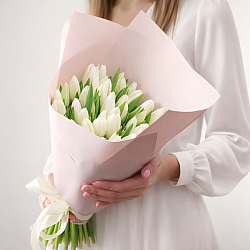 51 белый тюльпан в упаковке