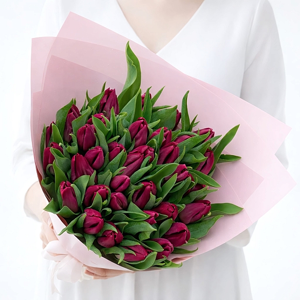 35 темно-розовых тюльпанов в упаковке