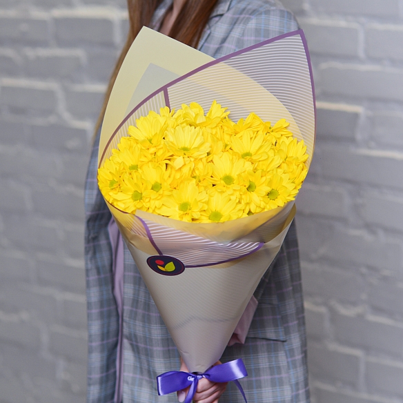5 желтых кустовых хризантем в упаковке