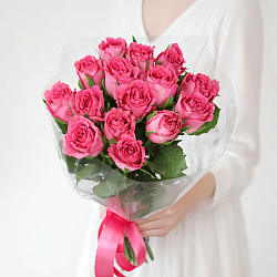15 малиновых роз в пленке