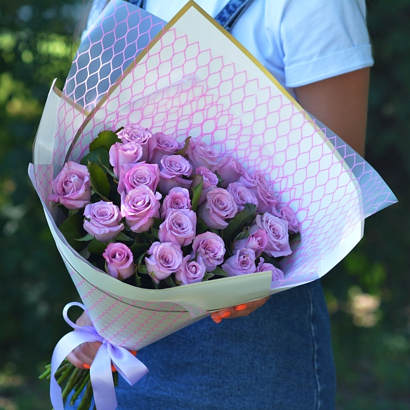25 фиолетовых роз 35-40см в упаковке (Россия)