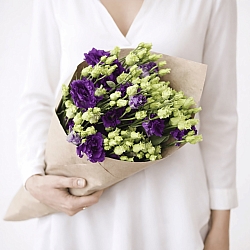 Охапка фиолетовых эустом