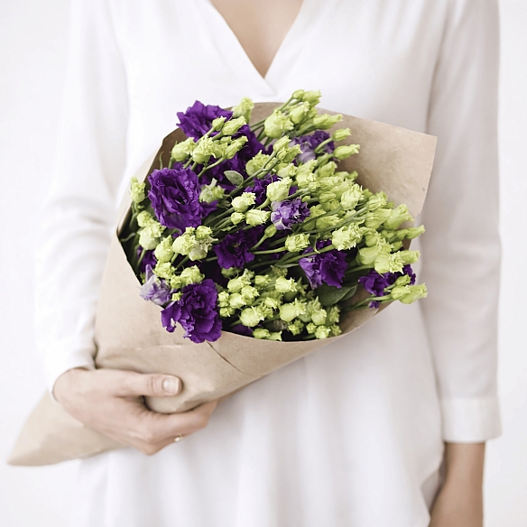 Охапка фиолетовых эустом