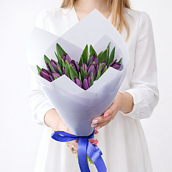 15 фиолетовых тюльпанов в упаковке