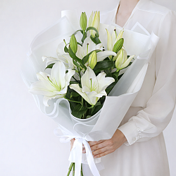 3 белых лилии в упаковке