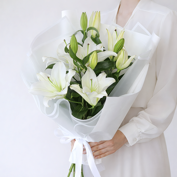 3 белых лилии в упаковке