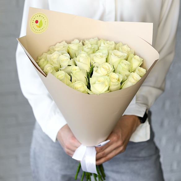 25 белых роз 35-40см в упаковке (Кения)