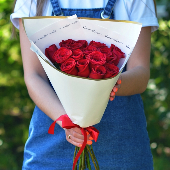 15 красных роз 35-40см в упаковке (Россия)