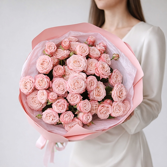 11 розовых кустовых роз в упаковке (Россия)