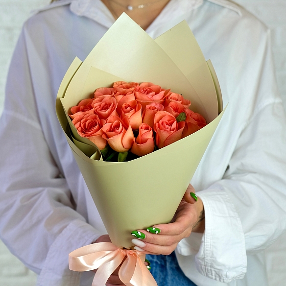 15 оранжевых роз 35-40см в упаковке (Кения)