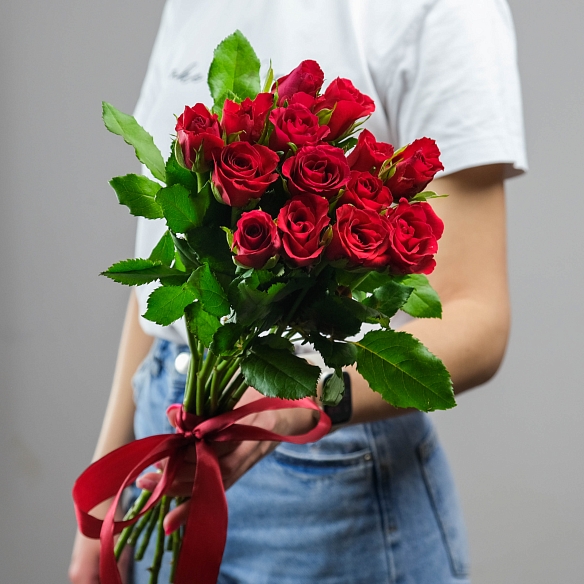 15 красных роз под ленту