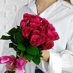 15 малиновых роз 35-40см (Кения)