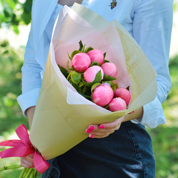 7 розовых пионов в упаковке (Голландия)
