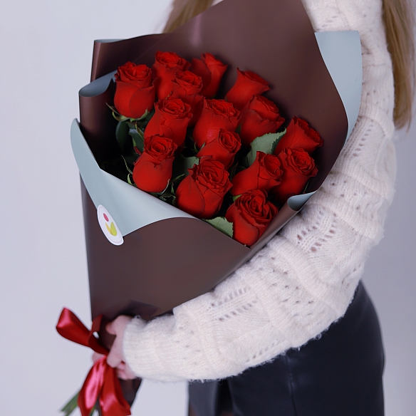 15 красных роз 70см в упаковке (Кения)