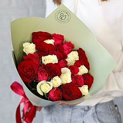 25 роз яркий микс 35-40см в упаковке (Кения)