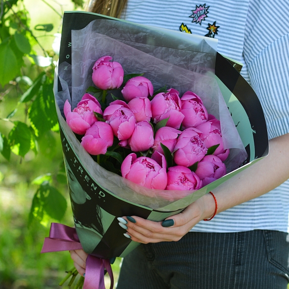 15 розовых пионов в упаковке (Голландия)