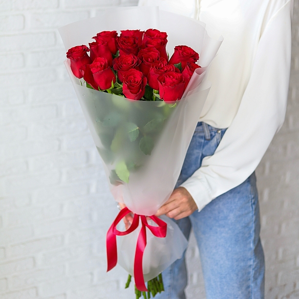 15 красных роз 70см в упаковке (Кения)