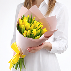 25 желтых тюльпанов в упаковке