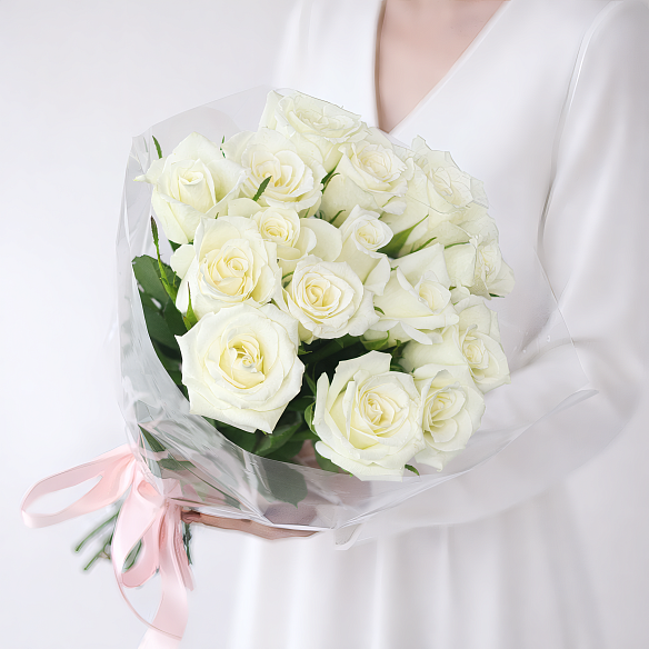 15 белых роз в пленке