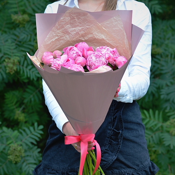 15 розовых пионов в упаковке (Голландия)