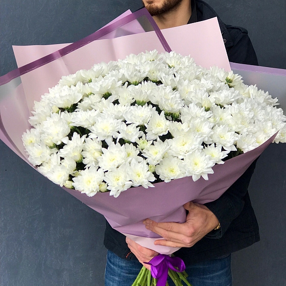 25 белых кустовых хризантем в упаковке