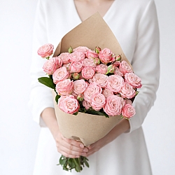 Охапка розовых кустовых роз (Россия)