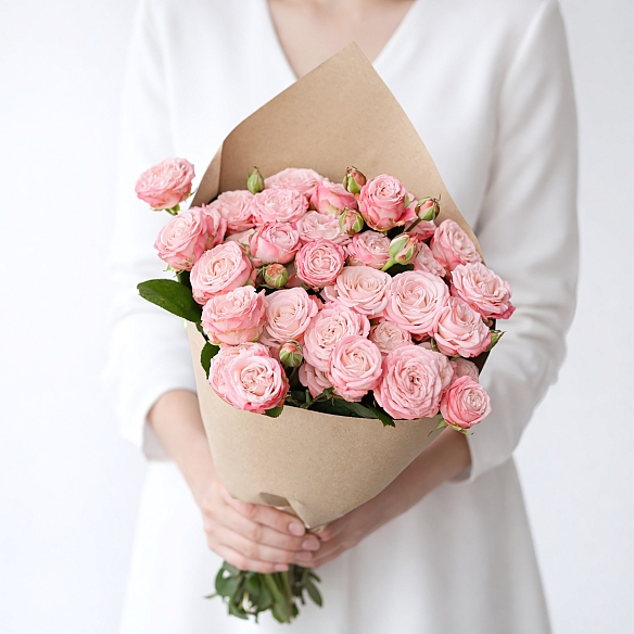 Охапка розовых кустовых роз (Россия)