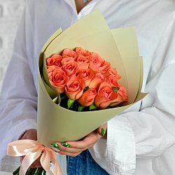 15 оранжевых роз 35-40см в упаковке (Кения)