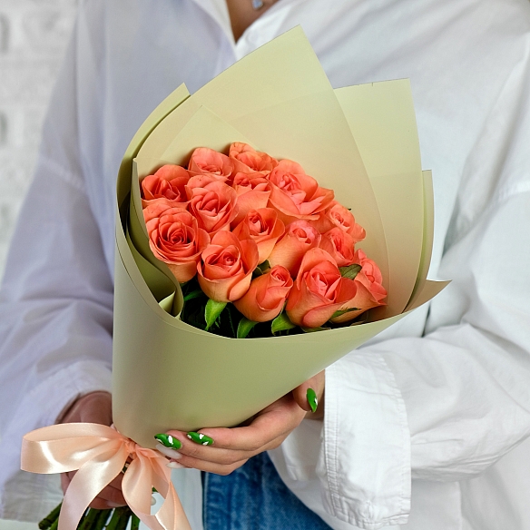 15 оранжевых роз 35-40см в упаковке (Кения)
