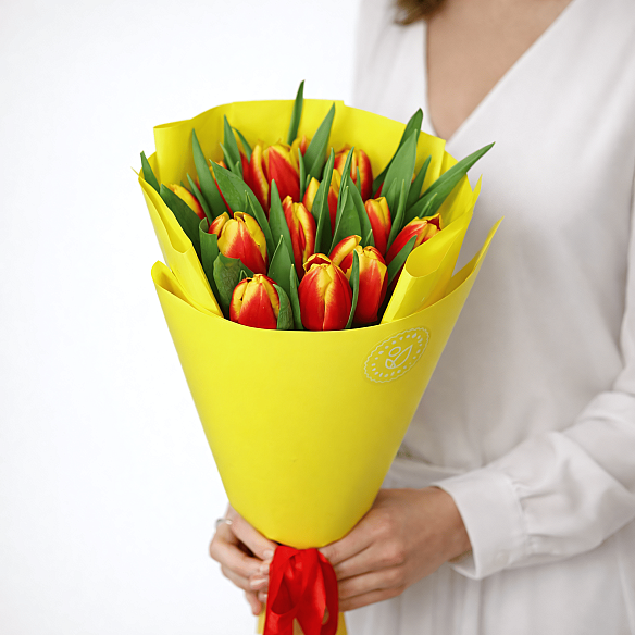 15 красно-желтых тюльпанов в упаковке