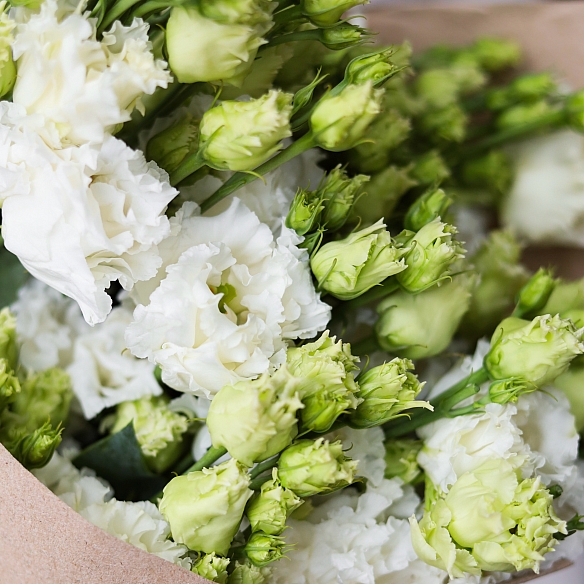 Охапка белых эустом