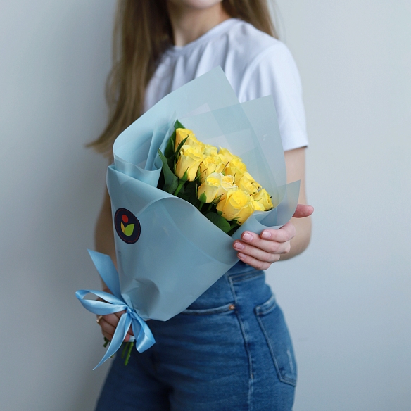 15 желтых роз 35-40см в упаковке (Россия)