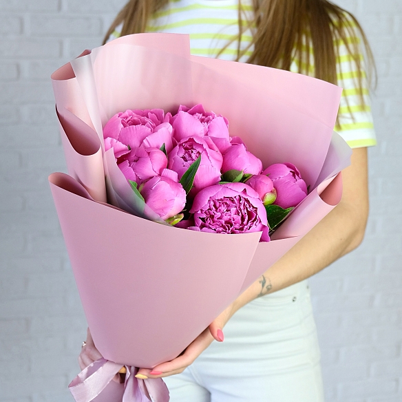 7 малиновых пионов в упаковке (Россия)