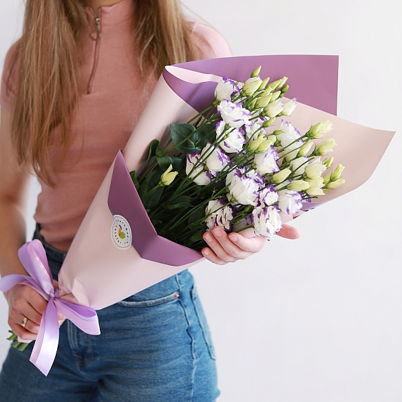 5 бело-фиолетовых эустом в упаковке