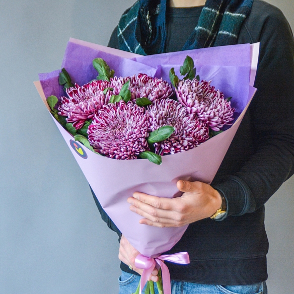 5 фиолетовых одноголовых хризантем в упаковке