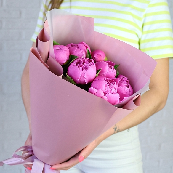 7  розовых пионов в упаковке (Россия)